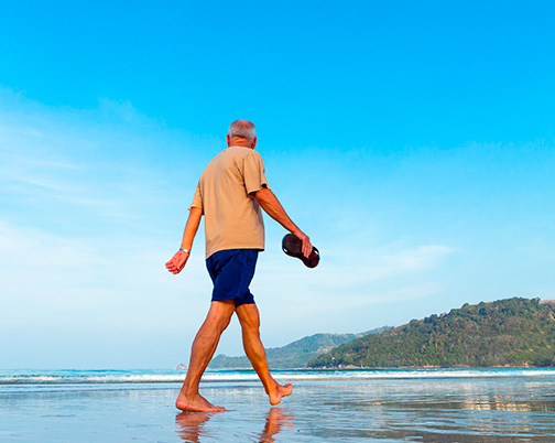 Adultos mayores caminando en Galápagos