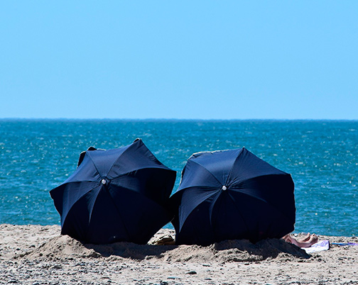 Adultos mayores tomando el sol en Galápagos