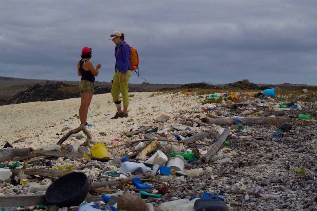 Plástico en las playas de Galápagos